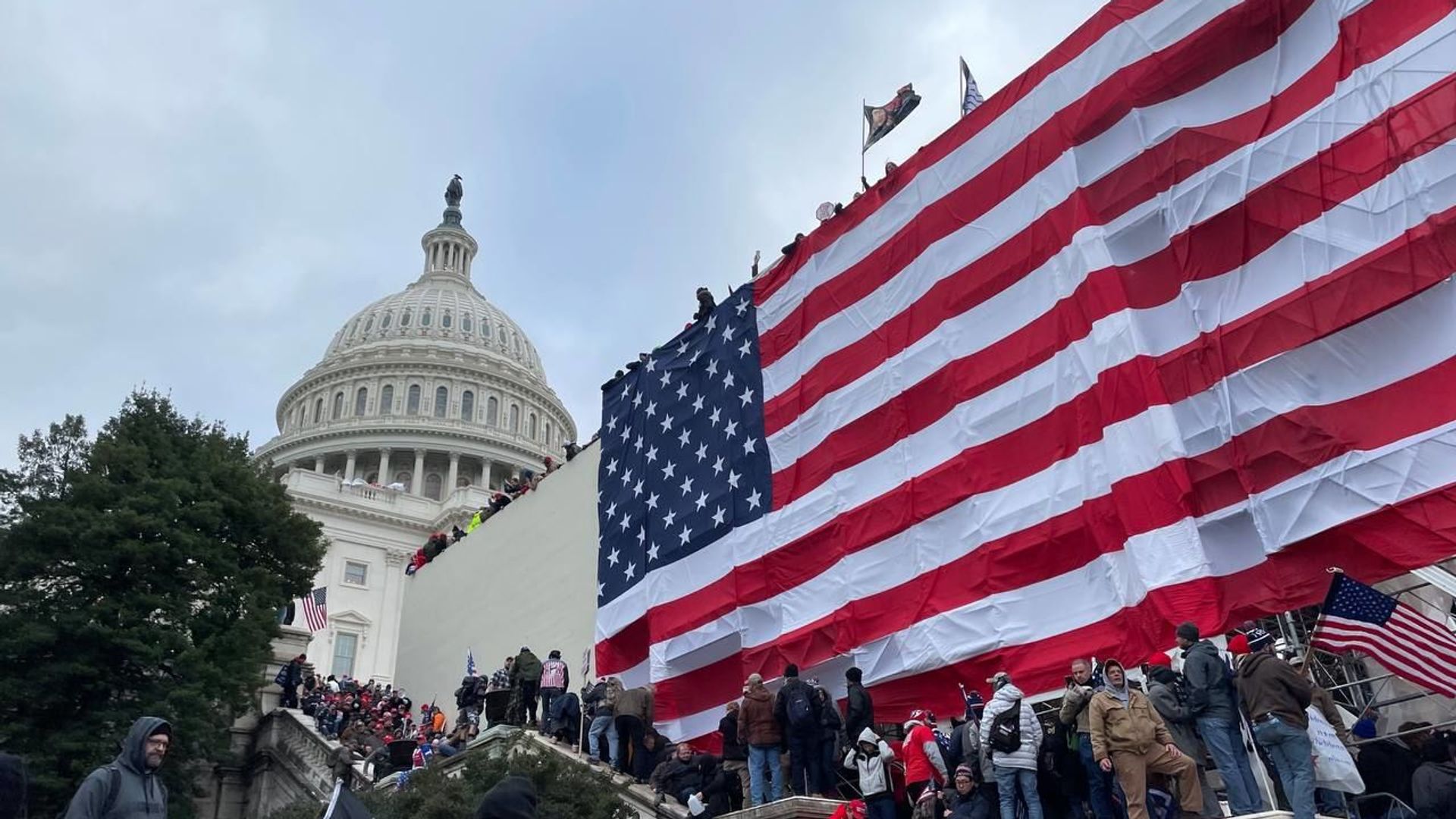 Demonstrators protest outside US Capitol Building in Washington to contest the certification of the 2020 presidential election results by the US Congress, 6 January 2021 Demonstrators protest outside US Capitol Building in Washington to contest the certification of the 2020 presidential election results by the US Congress, 6 January 2021 - Sputnik International, 1920, 23.06.2021