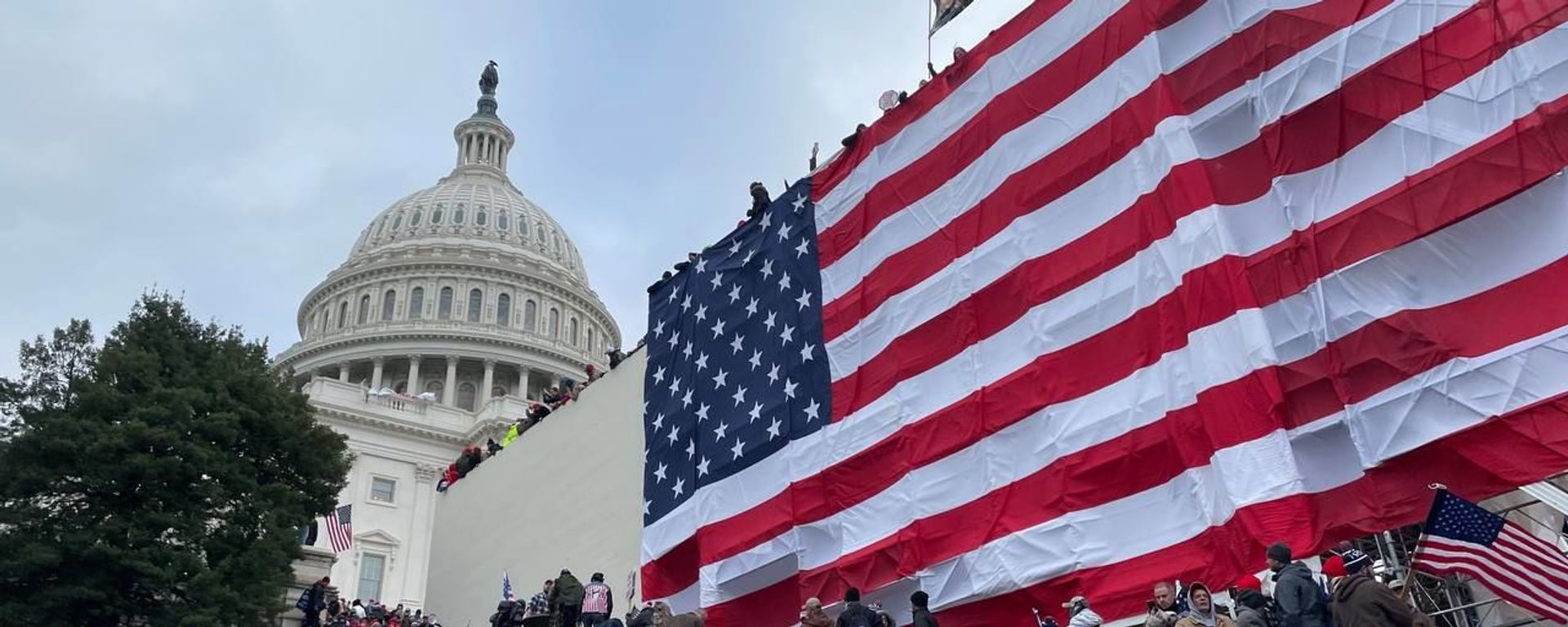 Demonstrators protest outside US Capitol Building in Washington to contest the certification of the 2020 presidential election results by the US Congress, 6 January 2021 - Sputnik International, 1920, 23.06.2021