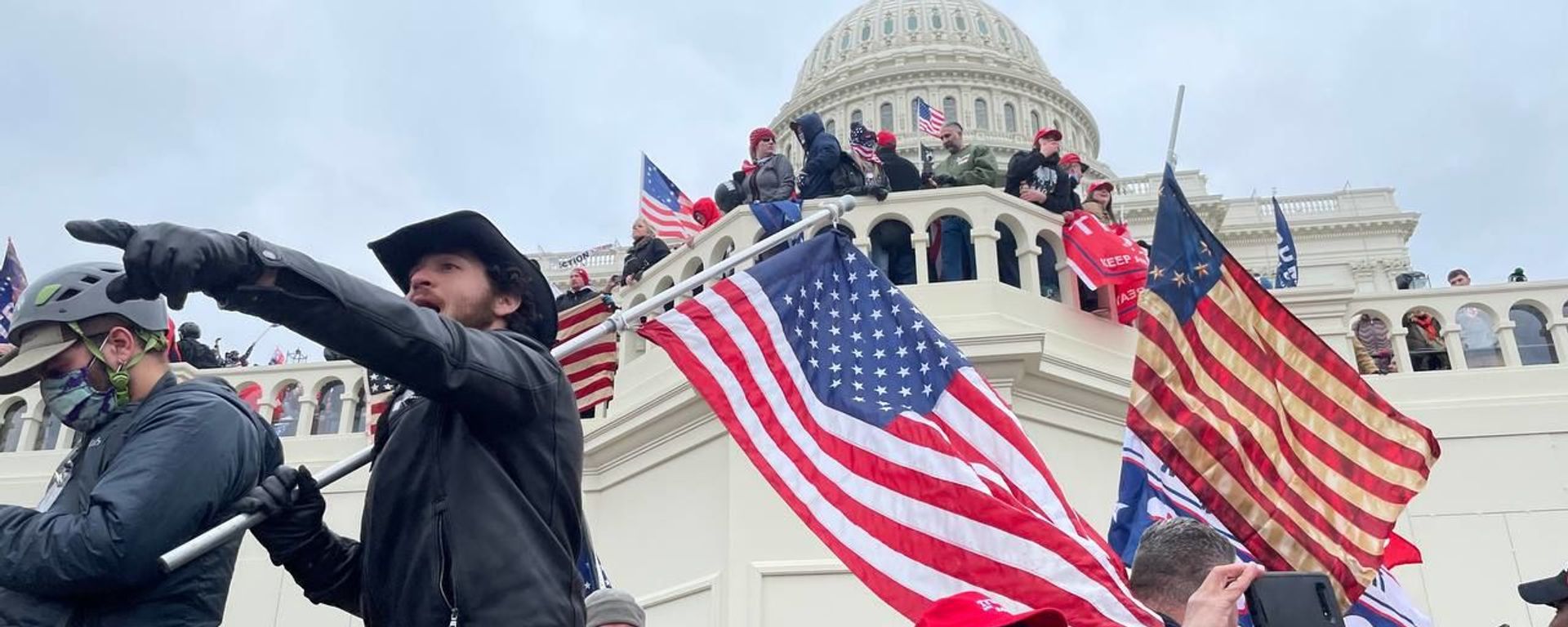 Demonstrators protest outside US Capitol Building in Washington to contest the certification of the 2020 presidential election results by the US Congress, 6 January 2021 - Sputnik International, 1920, 11.02.2021