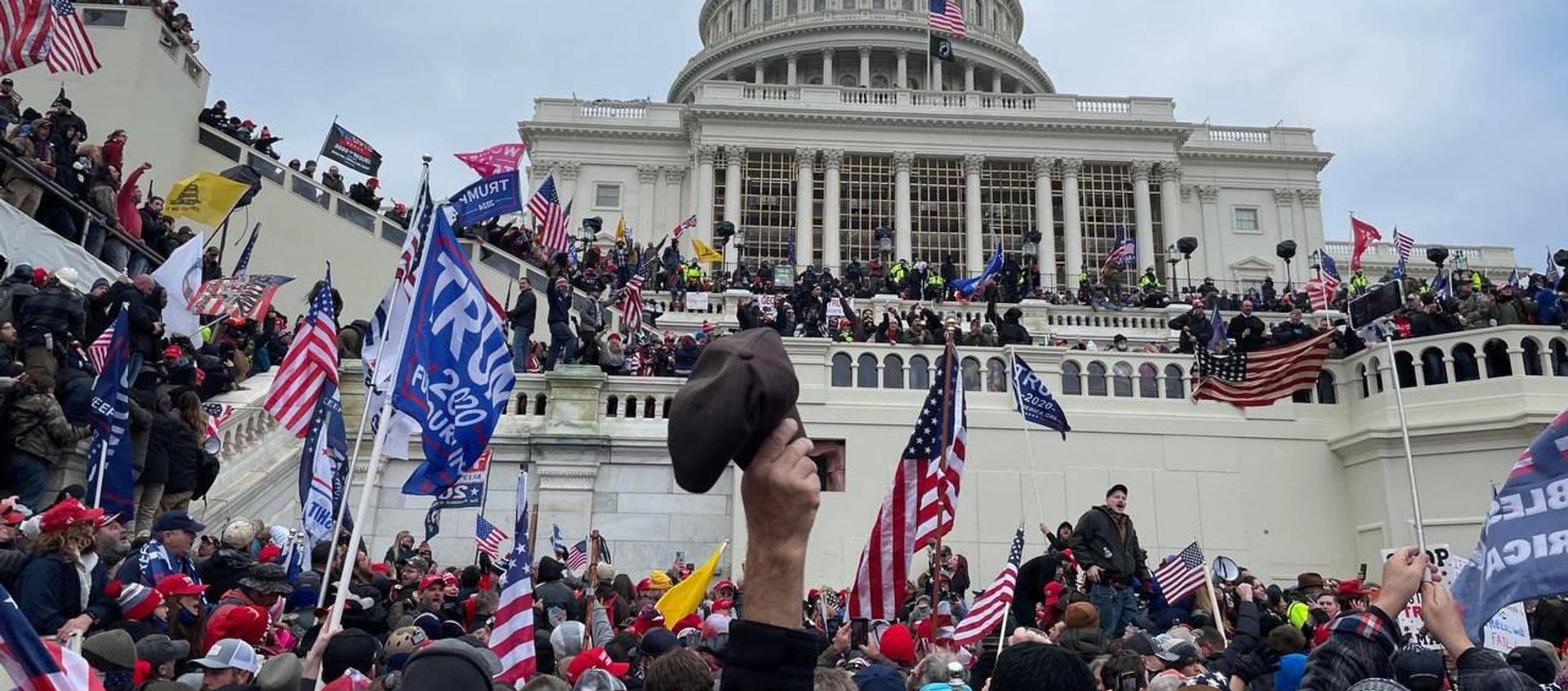Demonstrators protest outside US Capitol Building in Washington to contest the certification of the 2020 presidential election results by the US Congress, 6 January 2021 - Sputnik International, 1920, 26.07.2021