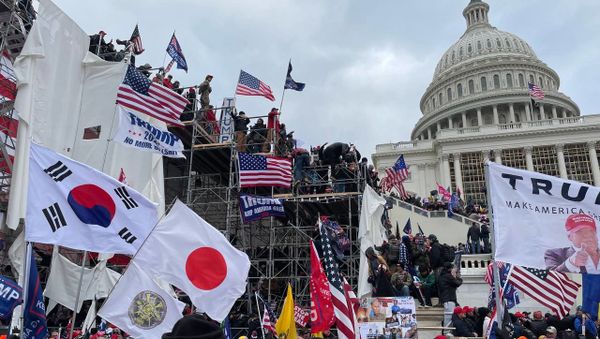 Demonstrators protest outside US Capitol Building in Washington to contest the certification of the 2020 presidential election results by the US Congress, 6 January 2021 - Sputnik International