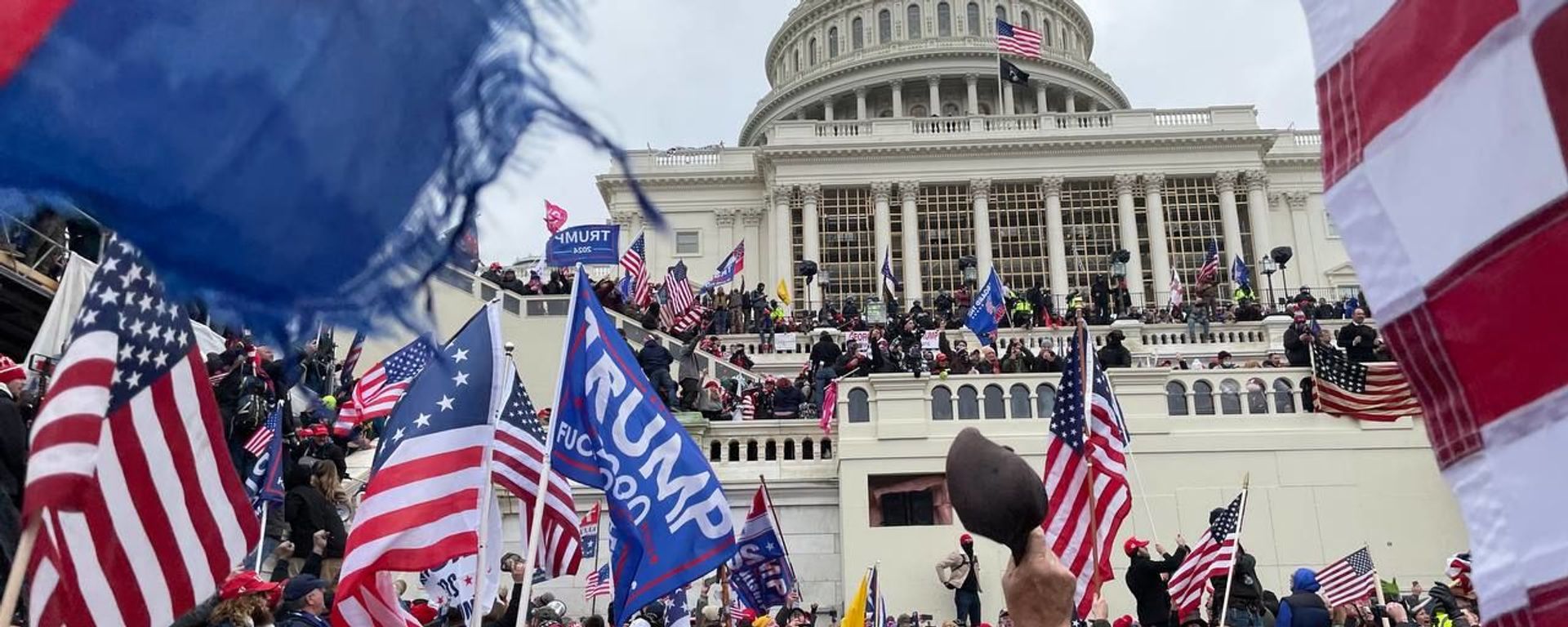 Demonstrators protest outside US Capitol Building in Washington to contest the certification of the 2020 presidential election results by the US Congress, 6 January 2021 - Sputnik International, 1920, 10.06.2022