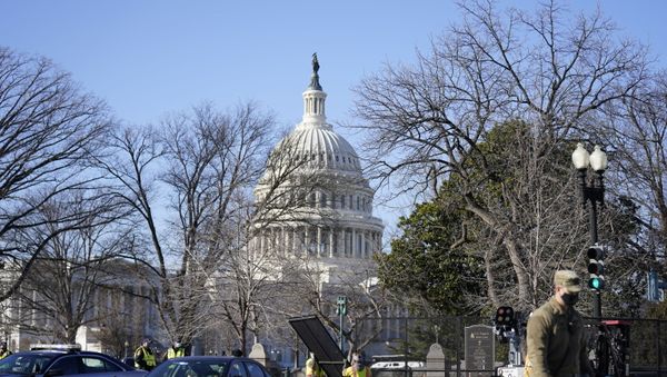 Workers install no-scale fencing around the U.S. Capitol in Washington, Thursday, Jan. 7, 2021.  - Sputnik International