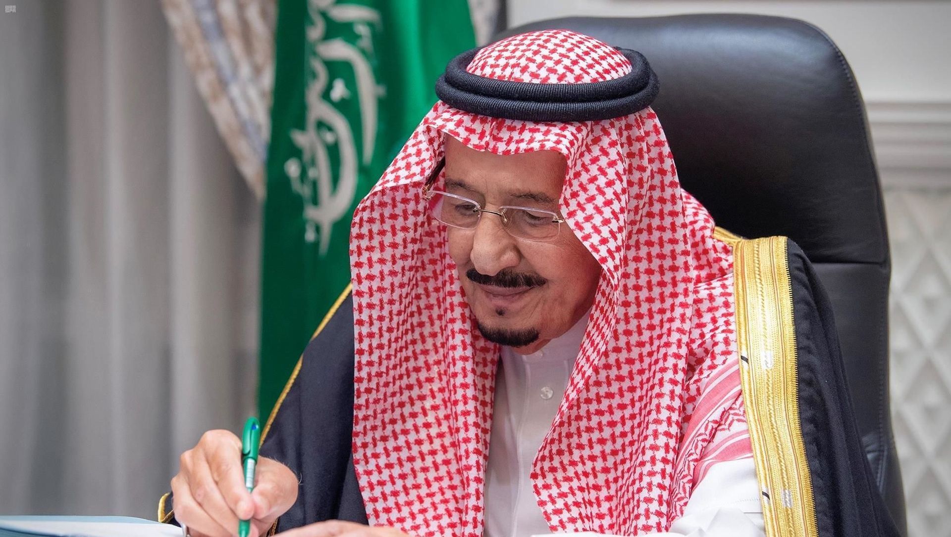 In this photo released by Saudi Press Agency, SPA, Saudi King Salman signs the 2021 state budget following a virtual cabinet meeting in Riyadh, Saudi Arabia, late Tuesday, Dec. 15, 2020. In this photo released by Saudi Press Agency, SPA, Saudi King Salman signs the 2021 state budget following a virtual cabinet meeting in Riyadh, Saudi Arabia, late Tuesday, Dec. 15, 2020. - Sputnik International, 1920, 25.02.2021