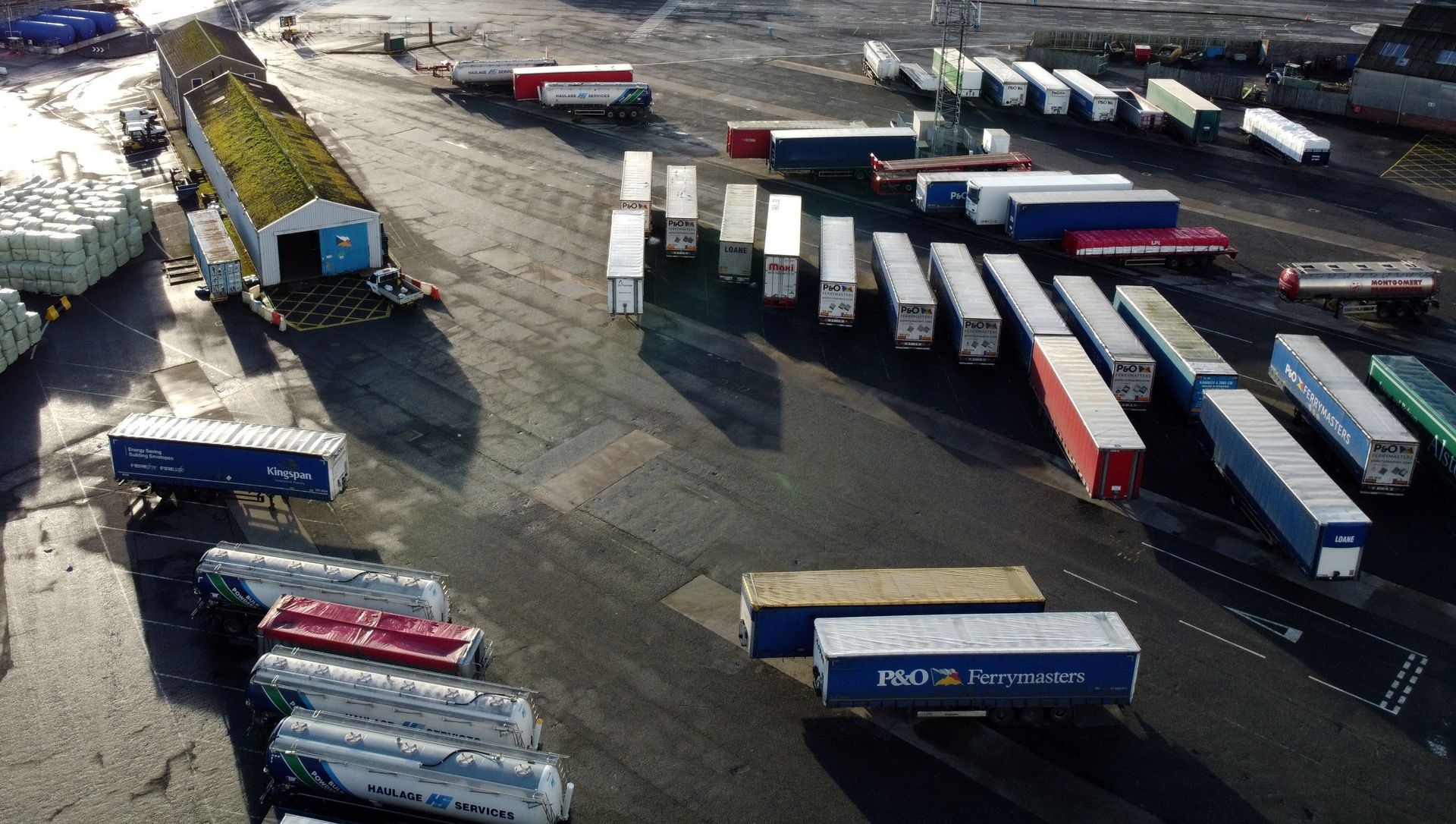 Lorry trailers are seen in the port of Larne, Larne Northern Ireland, December 30, 2020. Picture taken with a drone December 30, 2020 Lorry trailers are seen in the port of Larne, Larne Northern Ireland, December 30, 2020. Picture taken with a drone December 30, 2020 - Sputnik International, 1920, 03.02.2021