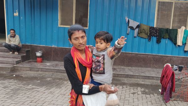 A woman with a child in shelter home - Sputnik International