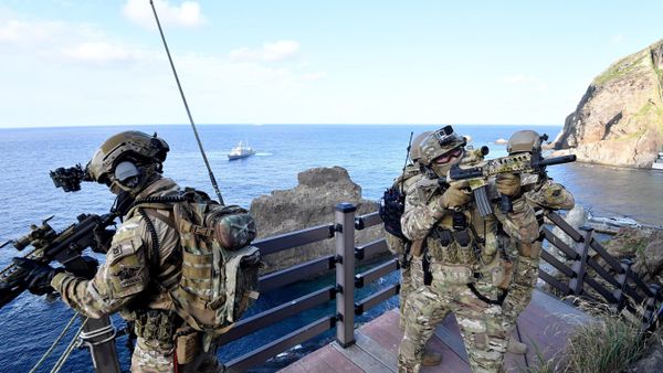 This handout photo taken on August 25, 2019 and provided by South Korean Navy shows South Korean Navy's special forces participating in a military drill re-named East Sea territory defence training at the easternmost islets of Dokdo. - Sputnik International