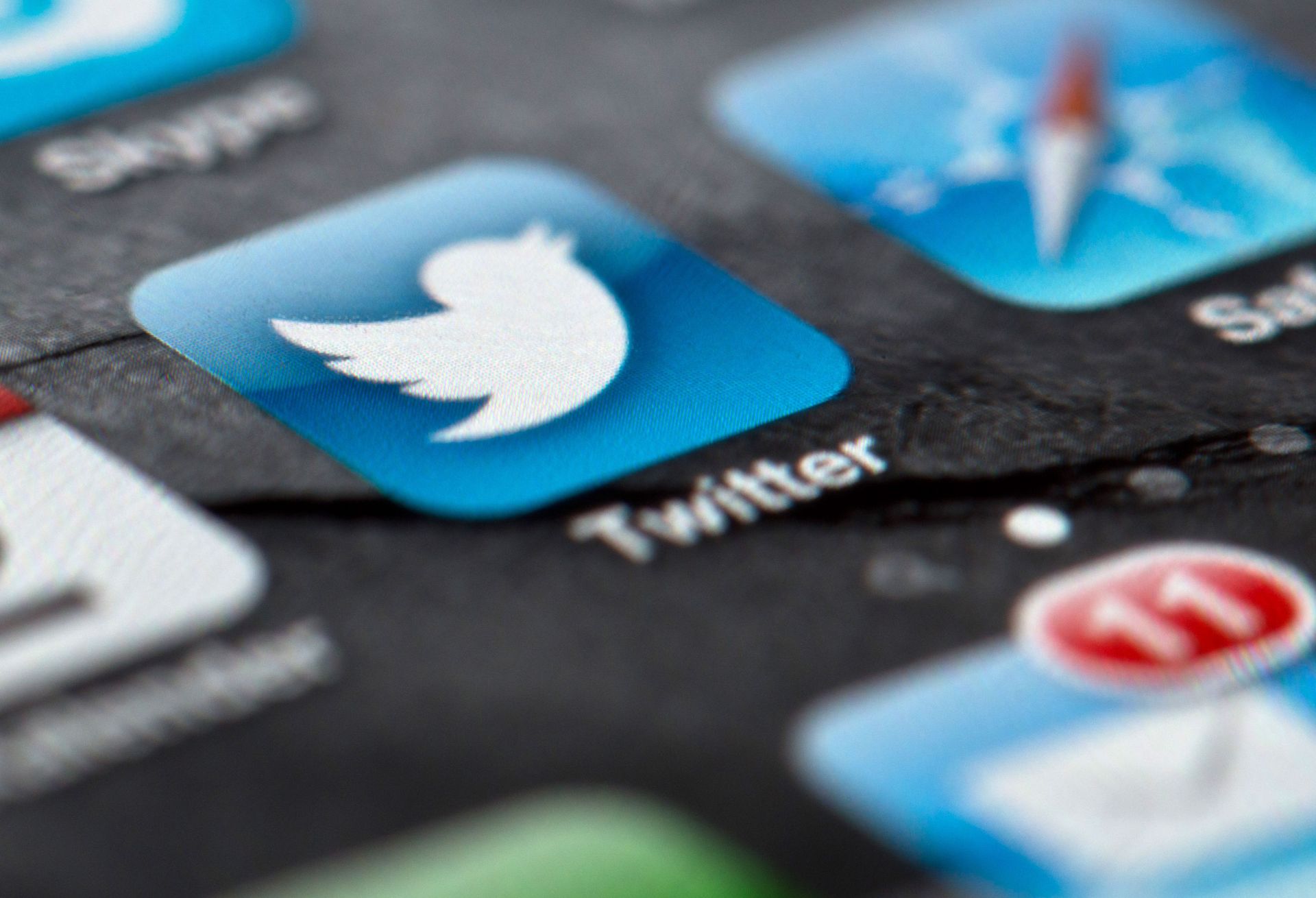In this Feb. 2, 2013, file photo, a smartphone display shows the Twitter logo in Berlin, Germany, Twitter unsealed the documents Thursday, Oct. 3, 2013, for its planned initial public offering of stock and says it hopes to raise up to $1 billion - Sputnik International, 1920, 27.04.2022