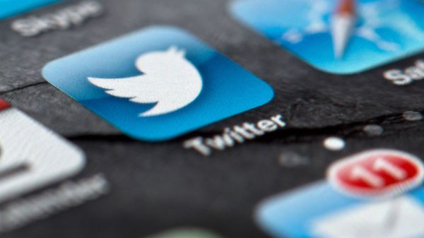 In this Feb. 2, 2013, file photo, a smartphone display shows the Twitter logo in Berlin, Germany, Twitter unsealed the documents Thursday, Oct. 3, 2013, for its planned initial public offering of stock and says it hopes to raise up to $1 billion - Sputnik International
