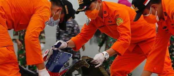 Indonesian rescue members inspect what is believed to be the remains of the Sriwijaya Air plane flight SJ182, which crashed into the sea, at Jakarta International Container Terminal port in Jakarta, Indonesia, January 10, 2021. REUTERS/Ajeng Dinar Ulfiana     TPX IMAGES OF THE DAY - Sputnik International