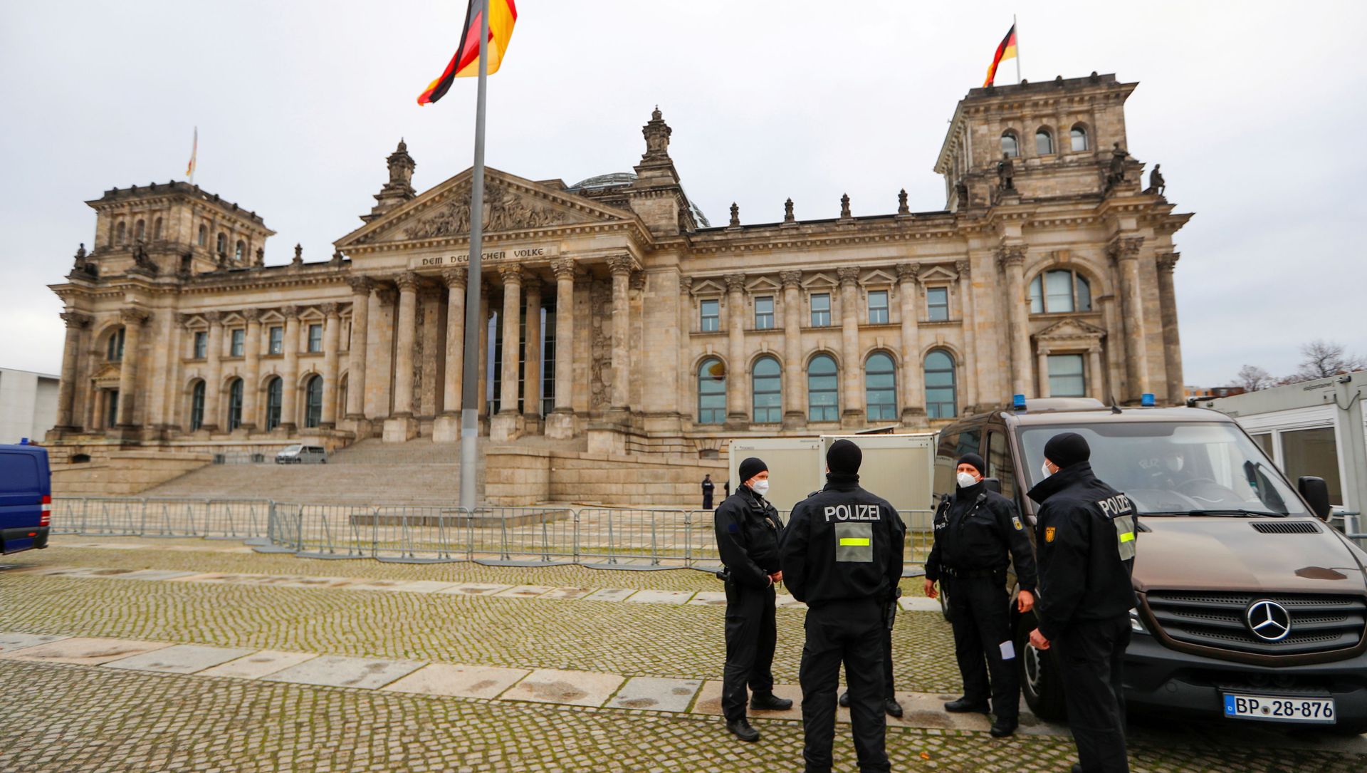 FILE PHOTO: Police officers stand outside the Reichstag building, seat of Germany's lower house of parliament, in Berlin FILE PHOTO: Police officers stand outside the Reichstag building, seat of Germany's lower house of parliament, in Berlin - Sputnik International, 1920, 04.02.2021
