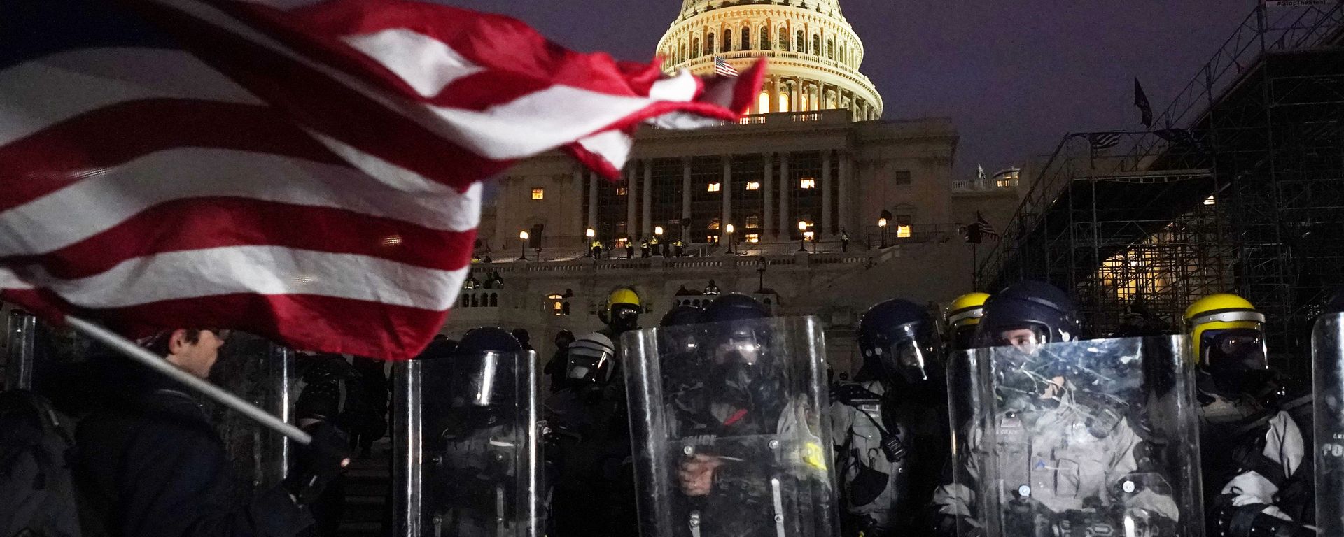 Police stand guard after a day of riots at the U.S. Capitol in Washington on Wednesday, Jan. 6, 2021 Police stand guard after a day of riots at the U.S. Capitol in Washington on Wednesday, Jan. 6, 2021 - Sputnik International, 1920, 28.10.2021