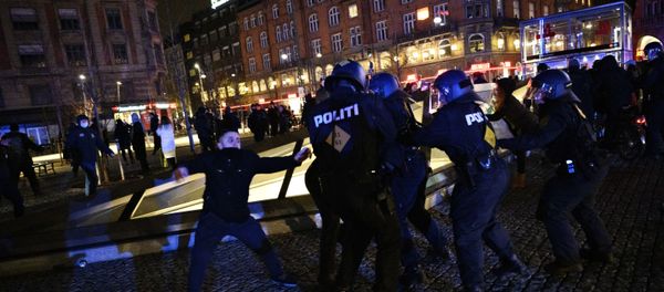 A group of demonstrators who call themselves Men in Black face police as they demonstrate against coronavirus restrictions at the town hall square and in the sidestreets leading to the square in Copenhagen on January 9, 2021 - Sputnik International