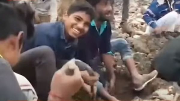 Madhya Pradesh: Villagers dig in search of gold coins. - Sputnik International