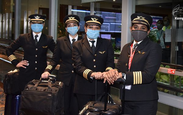 All Women Crew Fly Over North Pole - Sputnik International