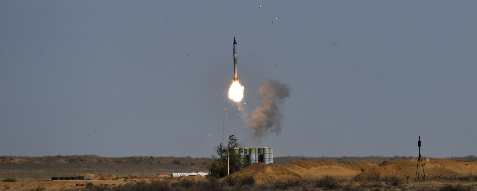 A S-400 surface-to-air missile system launcher shoots during the Kavkaz 2020 military drills at the Ashuluk training range, in Astrakhan region, Russia A S-400 surface-to-air missile system launcher shoots during the Kavkaz 2020 military drills at the Ashuluk training range, in Astrakhan region, Russia - Sputnik International, 1920, 08.03.2021