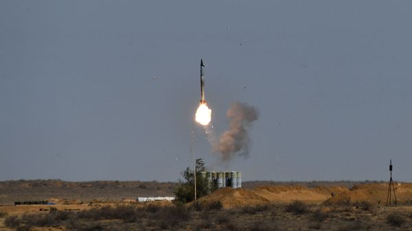 A S-400 surface-to-air missile system launcher shoots during the Kavkaz 2020 military drills at the Ashuluk training range, in Astrakhan region, Russia - Sputnik International