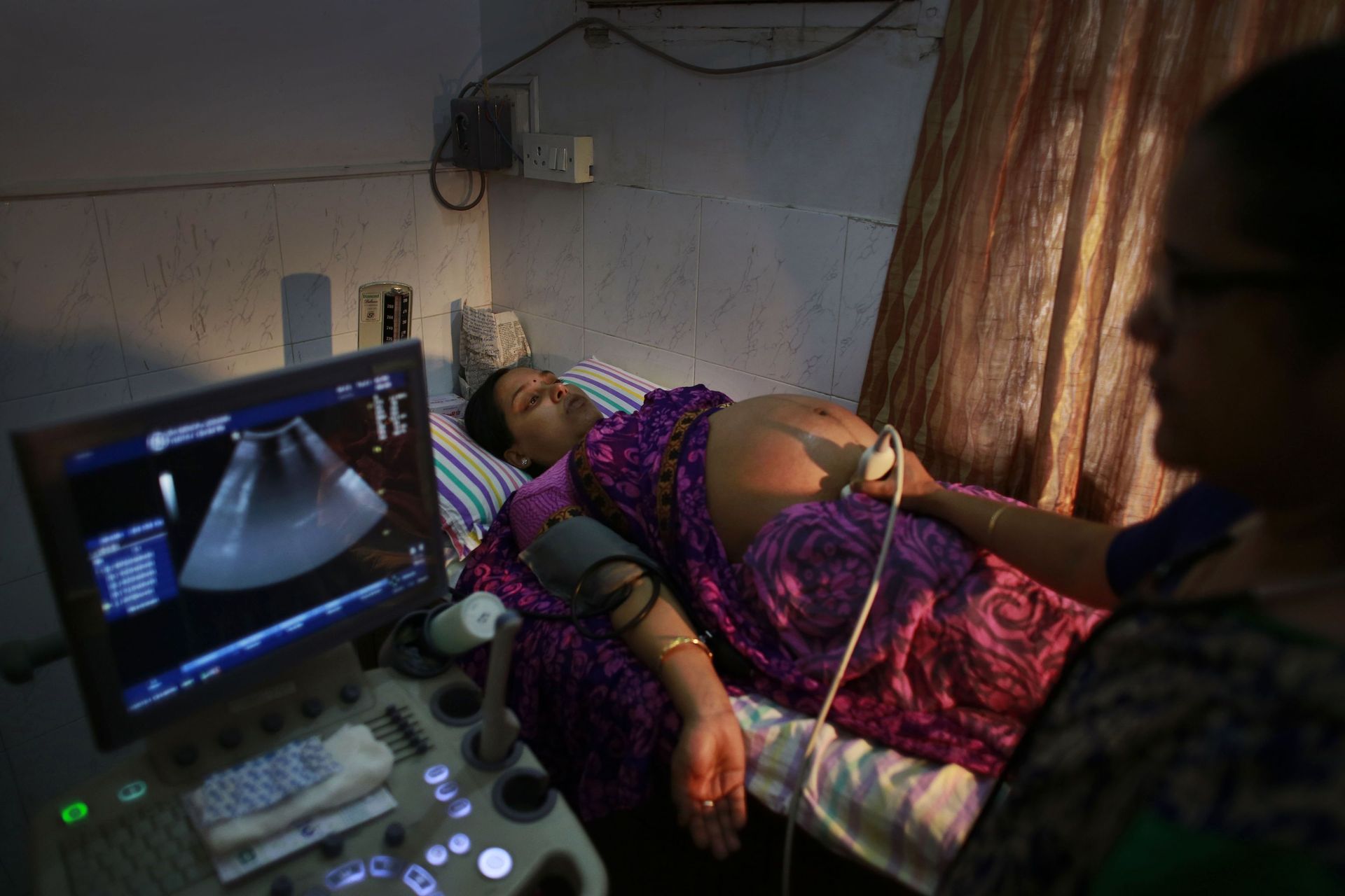 n Indian pregnant woman is examined by her gynecologist at a hospital in Gauhati, India, Friday, July 11, 2014 n Indian pregnant woman is examined by her gynecologist at a hospital in Gauhati, India, Friday, July 11, 2014 - Sputnik International, 1920, 17.09.2022