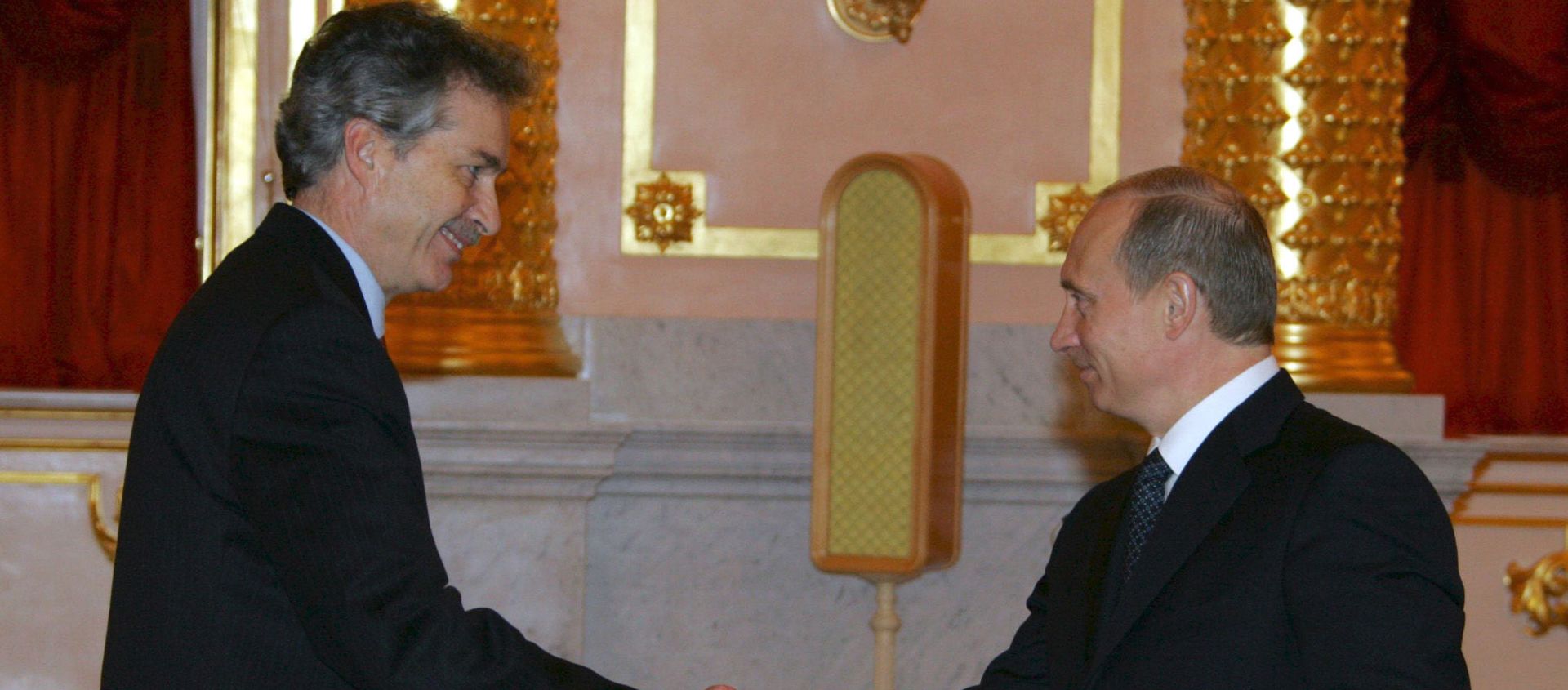 US Ambassador Extraordinary and Plenipotentiary to Russia William Burns (left) presented his credentials to Russian President Vladimir Putin in the Kremlin. - Sputnik International, 1920, 04.02.2021