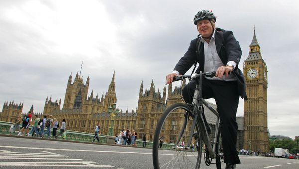 Boris Johnson cycles his bike over Westminster Bridge in central London on July 30, 2010. Boris Johnson cycles his bike over Westminster Bridge in central London on July 30, 2010. - Sputnik International