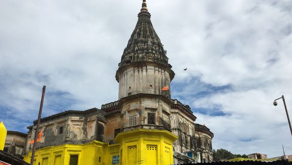 A policeman stands guard on a roof before the arrival of India's Prime Minister to participate in the groundbreaking ceremony of the Ram Temple in Ayodhya on August 5, 2020.  - Sputnik International