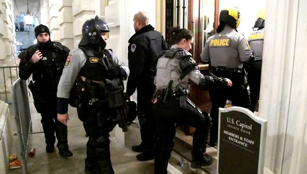 Security is upgraded in aftermath of Trump supporters breeching the US Capitol - Sputnik International