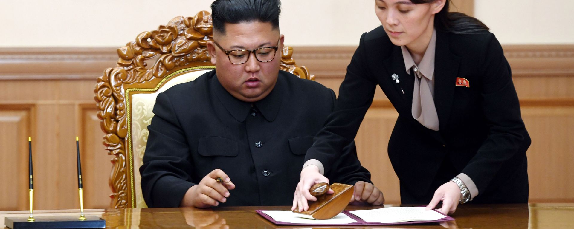 In this Sept. 19, 2018, file photo, Kim Yo Jong, right, sister of North Korean leader Kim Jong Un, helps Kim sign joint statement following the summit with South Korean President Moon Jae-in at the Paekhwawon State Guesthouse in Pyongyang, North Korea. Kim's prolonged public absence has led to rumors of ill health and worries about how it could influence the future of what one analyst calls Northeast Asia's Achilles' heel, a reference to the North's belligerence and unpredictable nature. - Sputnik International, 1920, 24.11.2022
