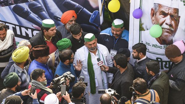 Bhartiya Kisan Union leader Rakesh Tikait (C, white dress) talks to media after the Supreme Court decided to suspend implementation of farm laws until further notices, as farmers continue to protest along a blocked highway against the central government's recent agricultural reforms, at the Gazipur Delhi-Uttar Pradesh state border, in Ghaziabad on January 12, 2021.  - Sputnik International