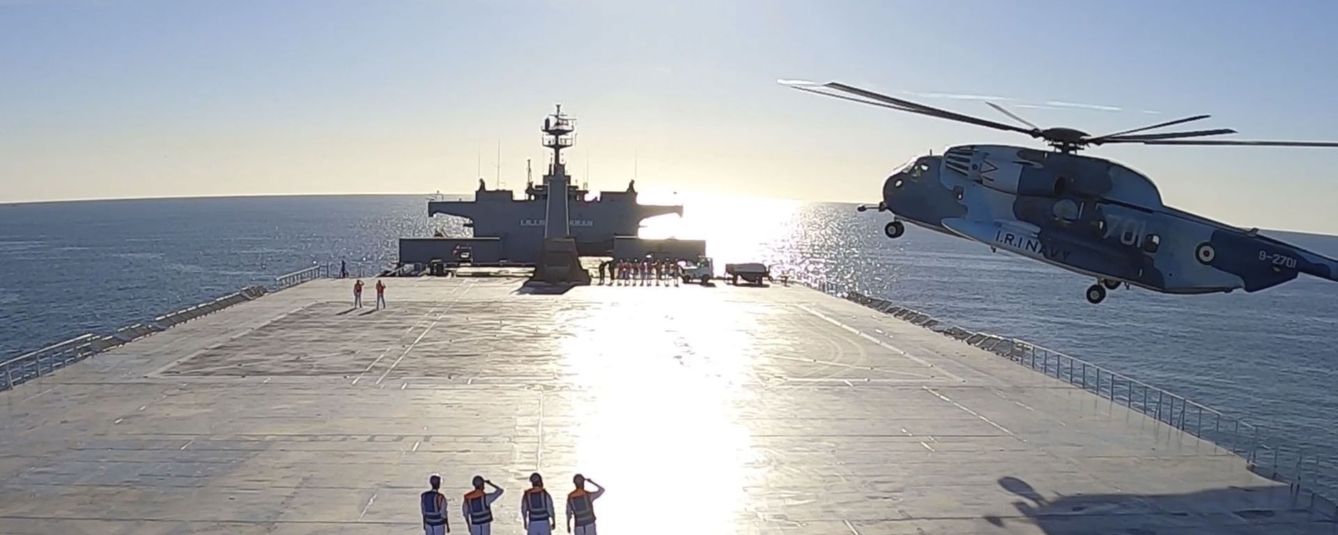 This image made from a video released on Wednesday, Jan. 13, 2021, by the Iranian Army shows a helicopter landing on Makran logistics vessel during a navy drill - Sputnik International, 1920, 11.07.2021