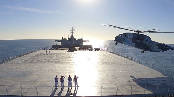 This image made from a video released on Wednesday, Jan. 13, 2021, by the Iranian Army shows a helicopter landing on Makran logistics vessel during a navy drill - Sputnik International