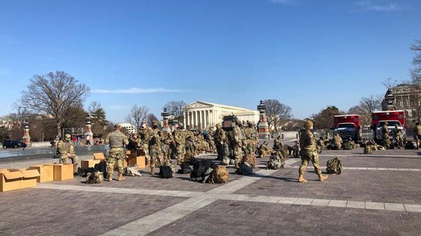 Additional National Guard forces arrive to the US Capitol from the area of the Supreme Court - Sputnik International