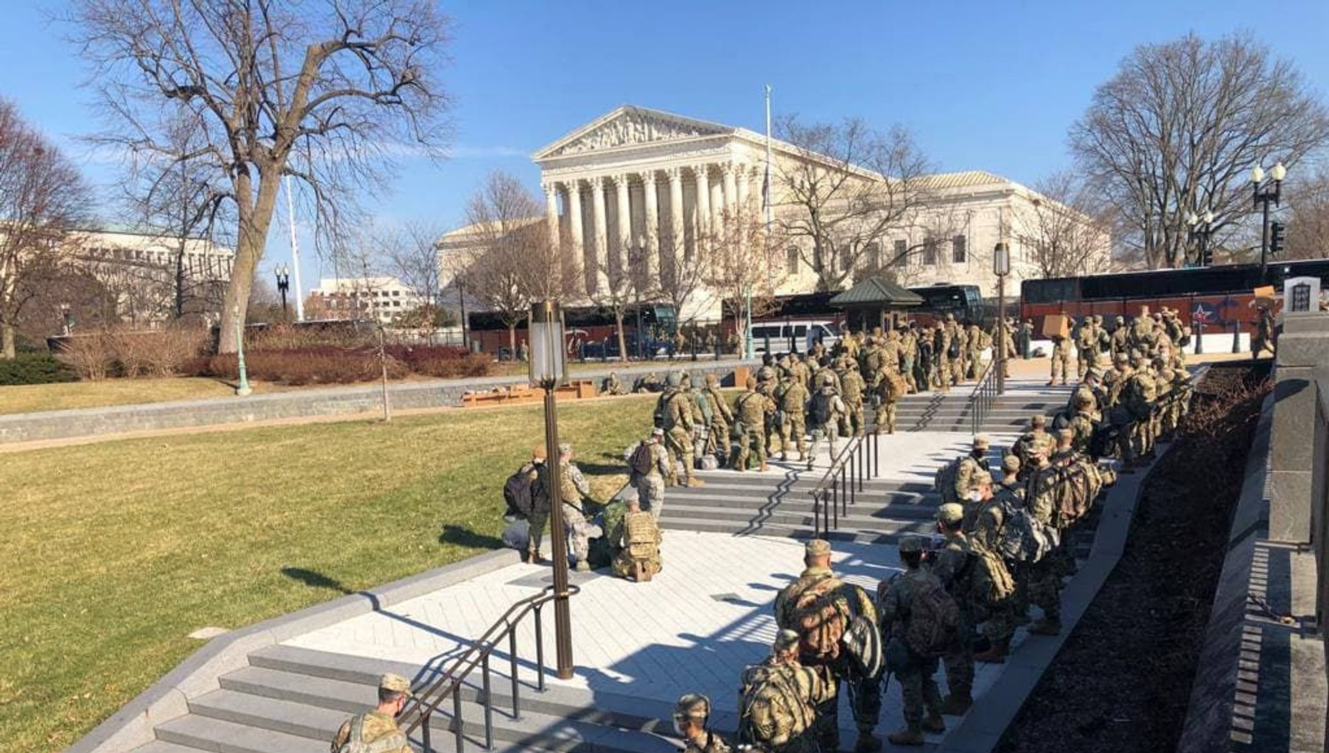 Additional National Guard forces arrive to the US Capitol from the area of the Supreme Court Additional National Guard forces arrive to the US Capitol from the area of the Supreme Court - Sputnik International, 1920, 09.03.2021