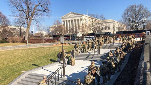 Additional National Guard forces arrive to the US Capitol from the area of the Supreme Court - Sputnik International