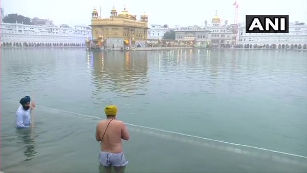  Devotees take holy dip in 'Sarovar' at Golden Temple in Amritsar and offer prayers, on Maghi festival - Sputnik International