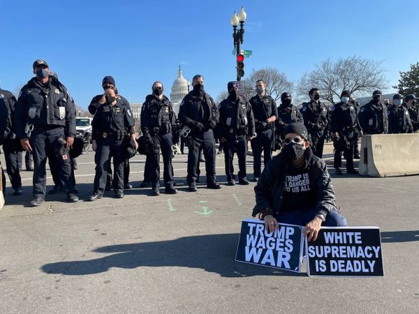 Am anti-Trump protester and police officers outside the US Capitol as the House of Representatives votes to impeach Trump. Am anti-Trump protester and police officers outside the US Capitol as the House of Representatives votes to impeach Trump. - Sputnik International