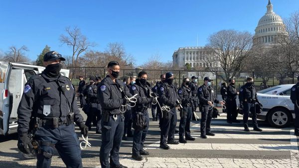 Police officers stand on guard outside US Capitol building as House of Representatives votes to impeach Trump - Sputnik International
