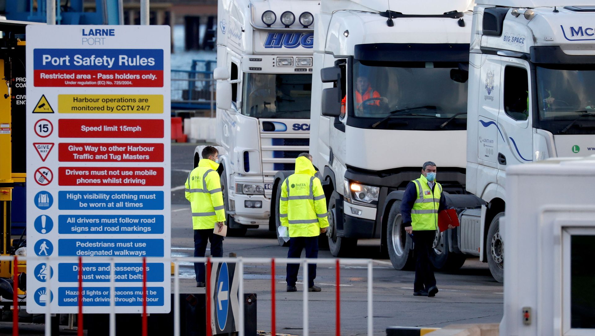 People inspect lorries which arrived at the Port of Larne, Northern Ireland Britain January 1, 2021 People inspect lorries which arrived at the Port of Larne, Northern Ireland Britain January 1, 2021 - Sputnik International, 1920, 02.02.2021
