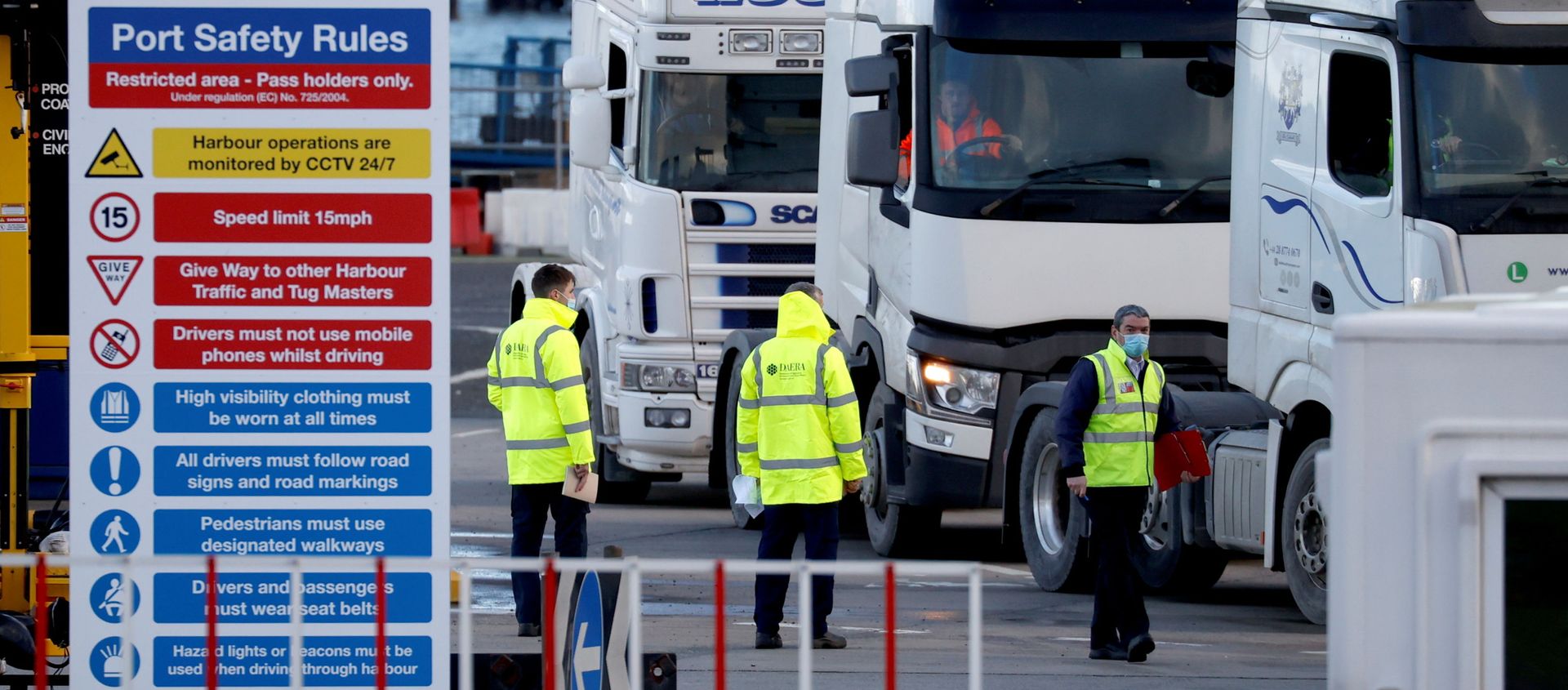 People inspect lorries which arrived at the Port of Larne, Northern Ireland Britain January 1, 2021 People inspect lorries which arrived at the Port of Larne, Northern Ireland Britain January 1, 2021 - Sputnik International, 1920, 02.02.2021