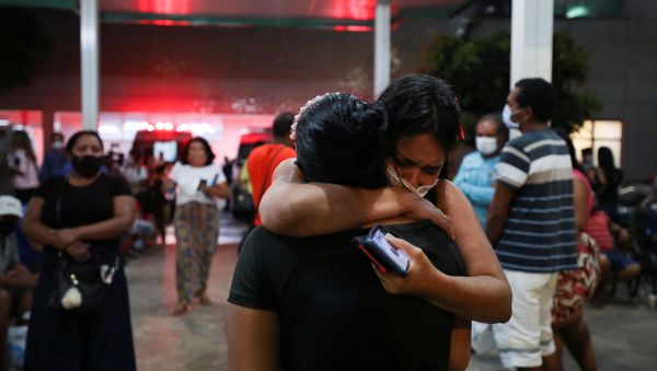 Relatives of patients hospitalized at the 28 de Agosto hospital react, amid the coronavirus disease (COVID-19) outbreak in Manaus, Brazil, January 14, 2021 - Sputnik International
