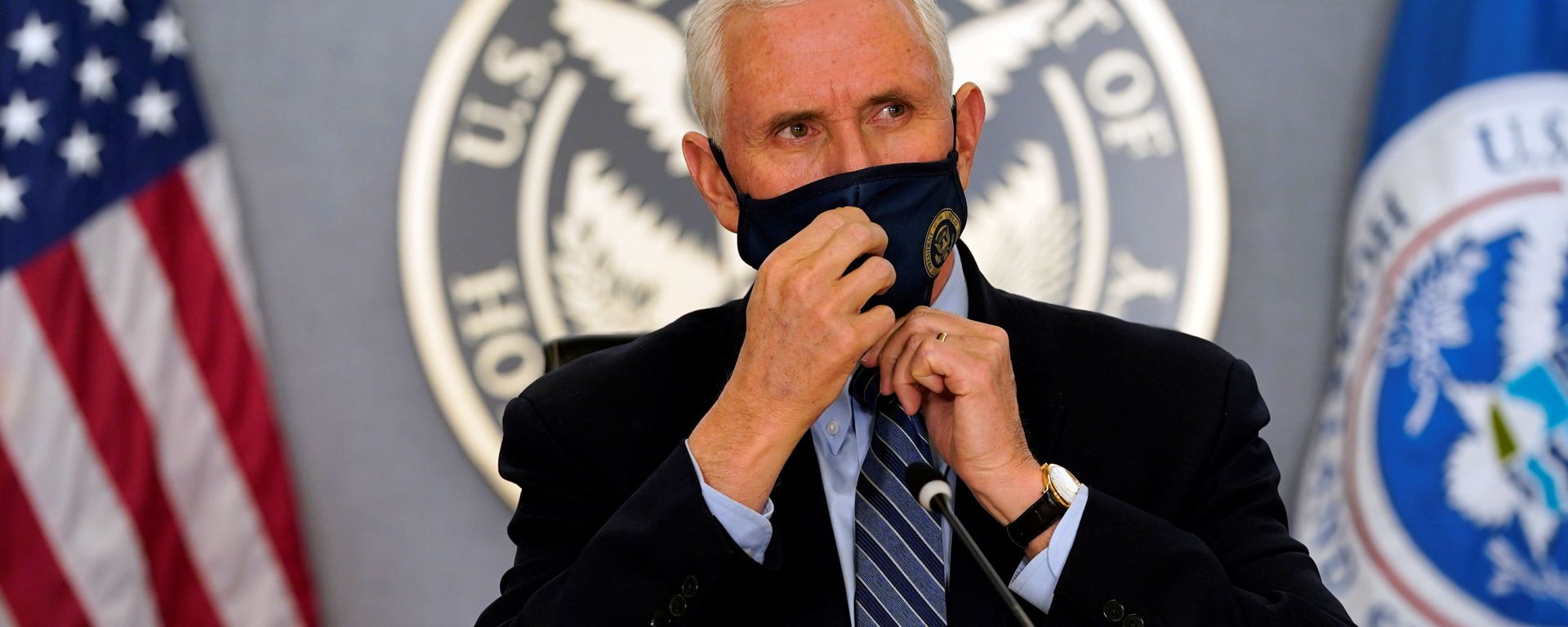Vice President Mike Pence adjusts his face mask as he listens during a briefing about the upcoming presidential inauguration of President-elect Joe Biden and Vice President-elect Kamala Harris, at FEMA headquarters, January 14, 2021, in Washington Vice President Mike Pence adjusts his face mask as he listens during a briefing about the upcoming presidential inauguration of President-elect Joe Biden and Vice President-elect Kamala Harris, at FEMA headquarters, January 14, 2021, in Washington - Sputnik International, 1920, 15.01.2021