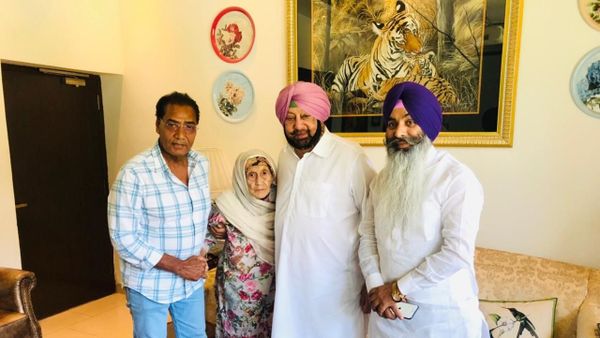 Begum Nisa with Chief Minister of Punjab Capt Amarinder Singh(right) and Caretaker Mehmud (left) - Sputnik International
