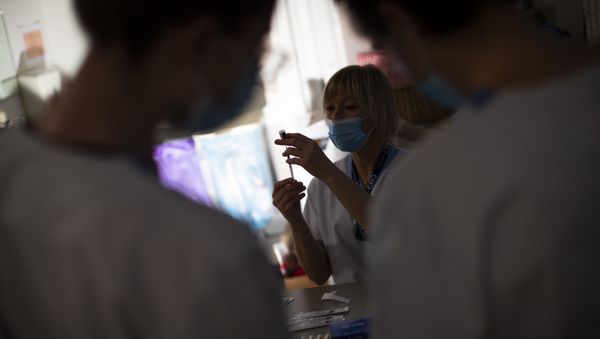 A nurse prepares a syringe with the Pfizer/Biontech COVID-19 vaccine A nurse prepares a syringe with the Pfizer/Biontech COVID-19 vaccine - Sputnik International
