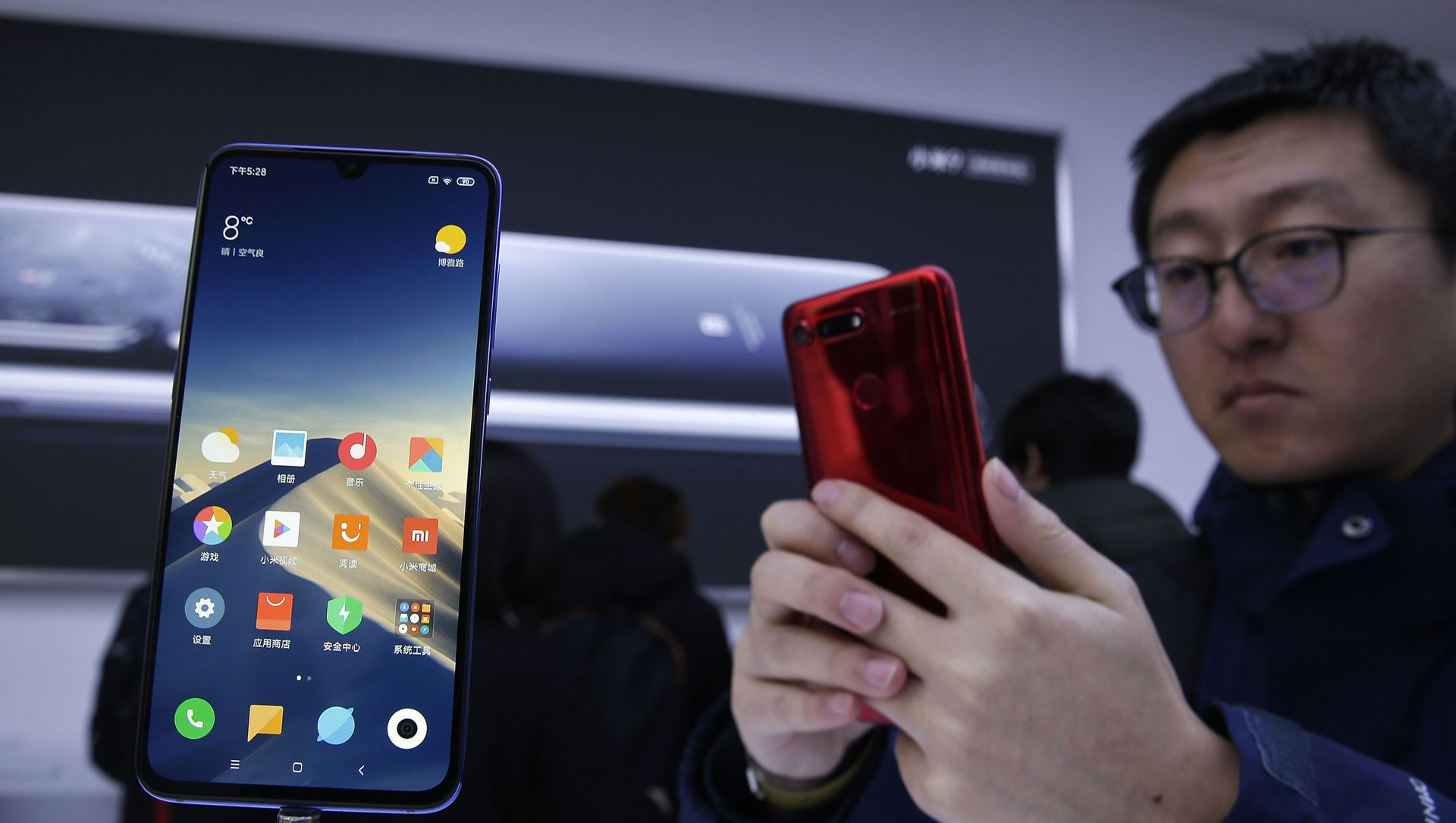 An invited guest takes a photo of Xiaomi new model Mi 9 displayed on an exhibition booth after its launch event in Beijing, Wednesday, Feb. 20, 2019 An invited guest takes a photo of Xiaomi new model Mi 9 displayed on an exhibition booth after its launch event in Beijing, Wednesday, Feb. 20, 2019 - Sputnik International, 1920, 10.02.2021