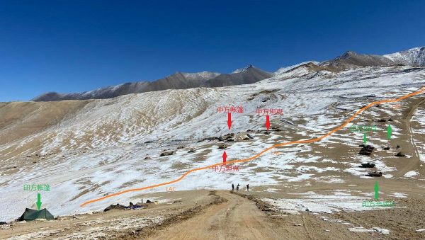 India-China tanks and BMP facing each other in Rezang La - Sputnik International