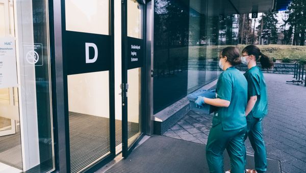 Two health operators carry the Pfizer-BioNtech Covid-19 vaccine at the Helsinki University Hospital in Helsinki, Finland on 27 December 2020 on the occasion of the Pfizer-BioNTech Covid-19 corona virus vaccine rollout. - Sputnik International