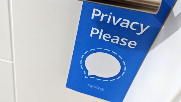 A photo of Signal logo is seen attached to a door handle - Sputnik International