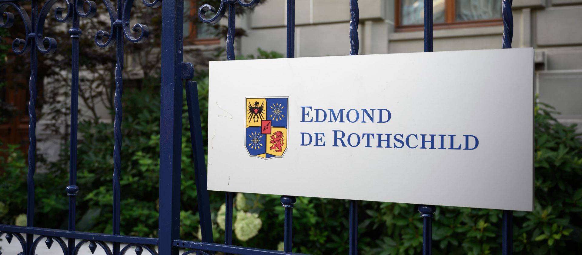The logo of Swiss private banking Edmond de Rothschild is pictured on the facade of a building hosting a branch of the bank, in Lausanne, on August 19, 2020. The logo of Swiss private banking Edmond de Rothschild is pictured on the facade of a building hosting a branch of the bank, in Lausanne, on August 19, 2020. - Sputnik International, 1920, 10.02.2021