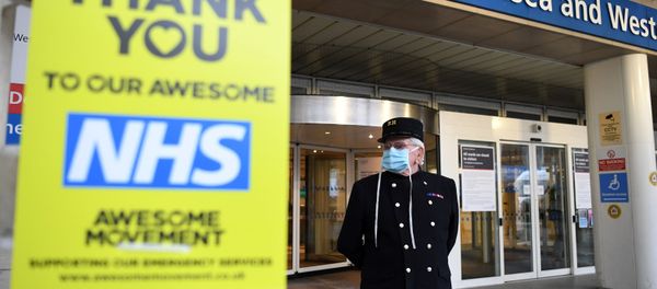 A veteran wearing a Royal Hospital Chelsea hat, and in PPE (personal protective equipment) of a face mask, as a precautionary measure against COVID-19, stands outside the Chelsea and Westminster Hospital in London on April 28, 2020, ahead of a minute's silence to honour UK key workers, including Britain's NHS (National Health Service) staff, health and social care workers, who have died during the coronavirus outbreak. - Sputnik International