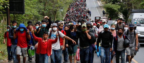 Hondurans taking part in a new caravan of migrants set to head to the United States, walk along a road in El Florido, Guatemala January 16, 2021. Hondurans taking part in a new caravan of migrants set to head to the United States, walk along a road in El Florido, Guatemala January 16, 2021. - Sputnik International
