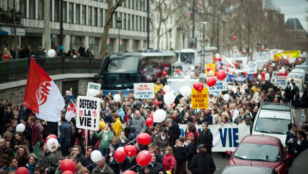 Anti-abortion demonstrators protest on January 22, 2012 in Paris, during the 8th march organised by anti-abortion associations The board foreground reads ! Defend life !.  - Sputnik International